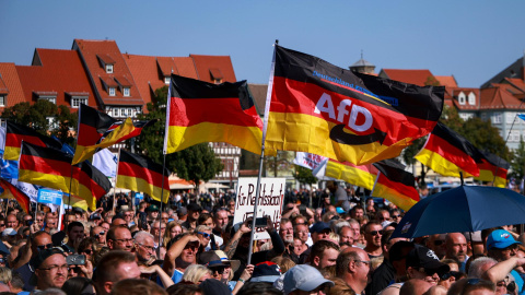 Simpatizantes del partido ultraderechista Alternativa para Alemania (AfD) esperan el discurso del presidente de la facción en el parlamento regional de Turingia, Bjoern Hoecke, a 31 de agosto de 2024