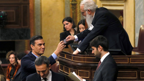 El presidente del Gobierno en funciones, Pedro Sánchez durante la votación a la Presidencia del Congreso junto al presidente de la Mesa de Edad, el diputado Agustín Zamarrón  durante la sesión constitutiva de la Cámara Baja. EFE/Ballesteros