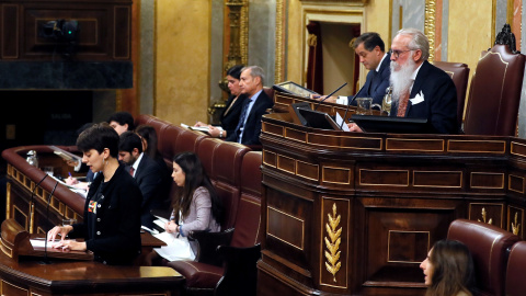 La secretaria de la mesa, Marta Rosique, diputada de ERC, la diputada más joven del hemiciclo, junto al presidente de la Mesa de Edad, Agustín Javier Zamarrón (d), al inicio de la sesión constitutiva de la Cámara Baja. EFE/Ballesteros