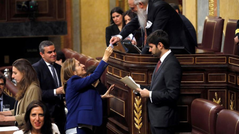 La candidata del PP a la Presidencia del Congreso, Ana Pastor  durante la votación para presidir la mesa junto al presidente de la Mesa de Edad, el diputado Agustín Zamarrón  durante la sesión constitutiva de la Cámara Baja. EFE/Ballesteros