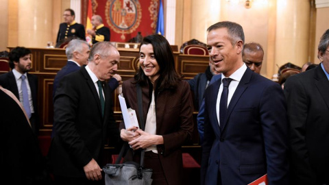 El portavoz del PSOE en el Senado, Ander Gil (d), y la candidata socialista a presidir la cámara alta Pilar Llop (c), a su llegada al hemiciclo del Senado este martes, cuando comienza la XIV Legislatura con la constitución de la Cámara.- EFE/ Víctor L