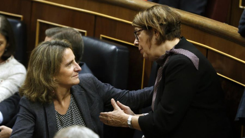 La ministra en funciones para la Transición Ecológica, Teresa Ribera (i), conversa con la diputada de Más País, Inés Sabanés, durante la sesión constitutiva del Congreso de la XIV legislatura. EFE/Emilio Naranjo