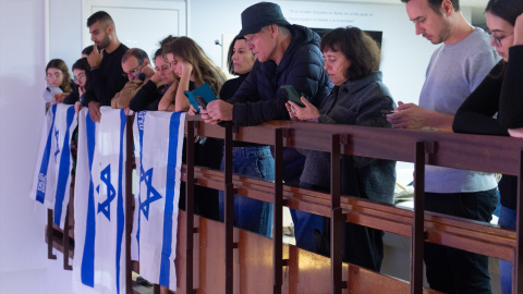 Varios asistentes en un acto por los rehenes israelíes.