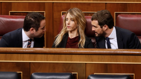 El líder del Partido Popular, Pablo Casado (d) conversa con la portavoz de su partido en el Congreso , Cayetana Álvarez de Toledo (c) y el secretario general del PP, Teodoro García Egea (i) en el hemiciclo del Congreso, donde este jueves comienzan su a