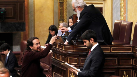 El líder de Podemos, Pablo Iglesias, durante la votación a la Presidencia del Congreso junto al presidente de la Mesa de Edad, el diputado Agustín Zamarrón durante la sesión constitutiva de la Cámara Baja. EFE/Ballesteros