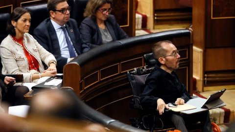 Pablo Echenique, secretario de Acción de Gobierno de UP, en el hemiciclo del Congreso, donde este jueves comienza su andadura la XIV legislatura con la investidura sin resolverse y con varios interrogantes aún sin respuesta, como la composición que ten