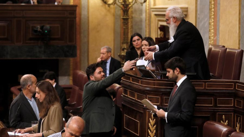 El portavoz de ERC, Gabriel Rufián, entrega su voto para la Presidencia del Congreso al presidente de la Mesa de Edad, Agustín Javier Zamarrón, durante la sesión constitutiva de la Cámara Baja. EFE/Ballesteros