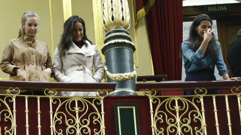 La vicealcaldesa de Madrid, Begoña Villacís (c), junto a la portavoz de la gestora de Ciudadanos, Melisa Rodríguez (i), y la portavoz de Vox en la Asamblea de Madrid, Rocío Monasterio (d), en la tribuna de invitados del Congreso, donde este jueves ha 