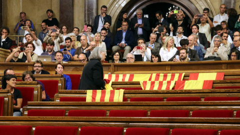 06/07/2017 - Àngels Martínez Castells retirant banderes espanyoles del Parlament en el ple del 6 de setembre de 2017.