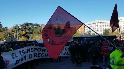 Trabajadores en huelga de la EMT se concentran en Cibeles