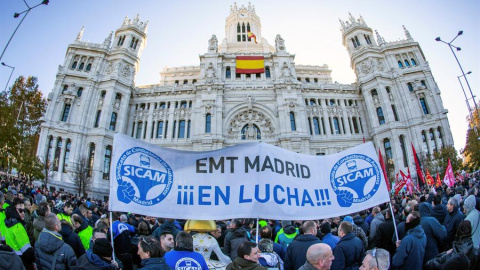 Trabajadores de la EMT se congregan frente al Ayuntamiento de Madrid durente la jornada de huelga./ Rodrigo Jiménez (EFE) 3-12-19