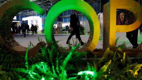 El logotipo de la Cumbre del Clima luce en uno de los pabellones de Ifema./ REUTERS-Susana Vera