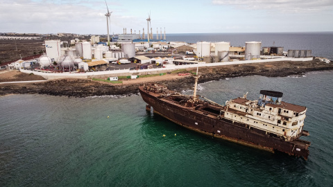 Un barco barado delante de la planta de Unelco en Las Caletas (Lanzarote).