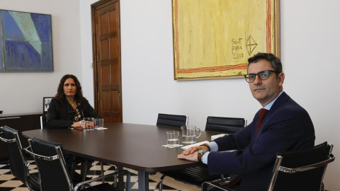 El ministro de la Presidencia, Félix Bolaños, y la consellera de la Presidencia, Laura Vilagrà, posan en el ámbito de su reunión este domingo en Barcelona, en un momento de turbulencias en las relaciones entre el Gobierno y la Generalitat a raíz de 