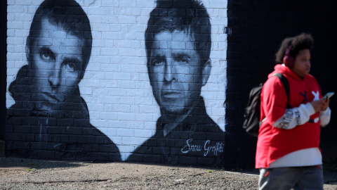 Liam y Noel Gallagher, fundadores de Oasis, en un mural en Mánchester.