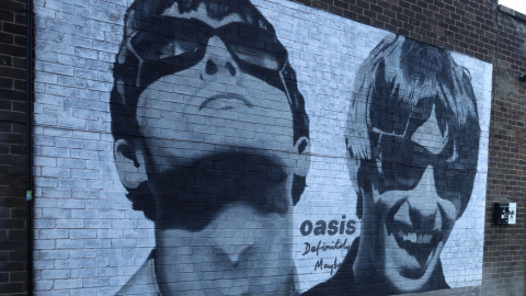 Liam y Noel Gallagher, fundadores de Oasis, en un mural en Mánchester.