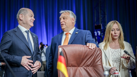 El canciller alemán, Olaf Scholz, conversa con el primer ministro húngaro, Viktor Orban, en presencia de la primera ministra italiana, Giorgia Meloni, en la cumbre de la OTAN en Vilna (Lituania), en julio de 2023. E.P./Kay Nietfeld/dpa