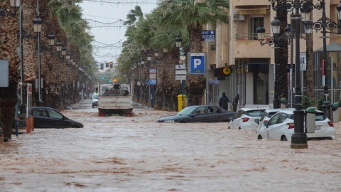 Vista general de la avenida de la Libertad de Los Alcázares, inundada por las intensas lluvias caídas esta noche, de más de cien litros por metro cuadrado. EFE/Marcial Guillén