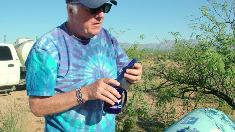 A sus 75 años, Steve Lee Saltonstall es voluntario de Humane Borders, una ONG que ha instalado decenas de tanques de agua en puntos estratégicos del desierto de Sonora para evitar que los migrantes mueran deshidratados. / Humane Borders