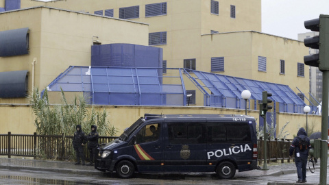 Efectivos de la Policía Nacional permanecen a las puertas del Centro de Internamiento de Extranjeros (CIE) de Aluche, en Madrid, donde anoche unos cuarenta inmigrantes protagonizaron una protesta. EFE/Paco Campos