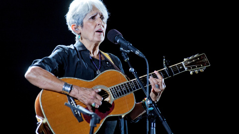 La cantante norteamericana Joan Baez durante su actuación esta noche en el festival de Cap Roig, en Palafrugell, en el marco de su gira de despedida, denominada 'Fare Thee Well' y de presentación de su último trabajo, 'Whistle Down The Wind', después 