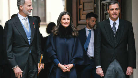 El rey Felipe, la reina Letizia y el presidente del Gobierno, Pedro Sánchez, en el Paraninfo de la Universidad de Alcalá de Henares, a 22 de abril de 2022.