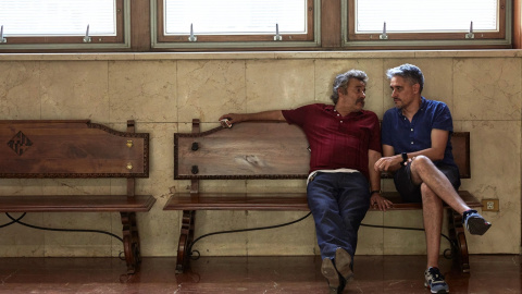 Eduard Fernández y el director Marcel Barrena, en el rodaje de 'El 47'.