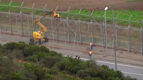 Empiezan a retirarse las concertinas de la valla de Ceuta 