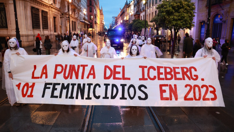 Mujeres portan una pancarta contra la violencia machista durante el 8M en Sevilla.