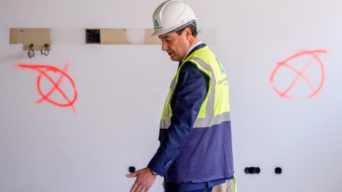 El presidente de la Junta de Andalucía, Juanma Moreno, durante la visita a las obras del Hospital Materno Infantil Macarena-Cartuja, en Sevilla. E.P./Eduardo Briones