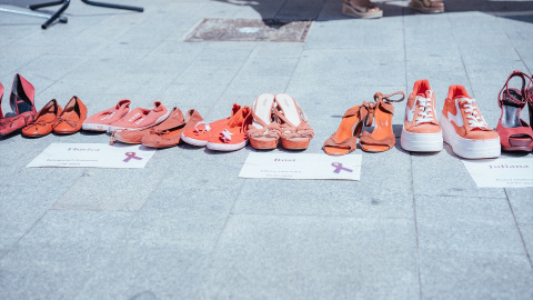 Varios pares de zapatos de color rojo durante un minuto de silencio en Alacant