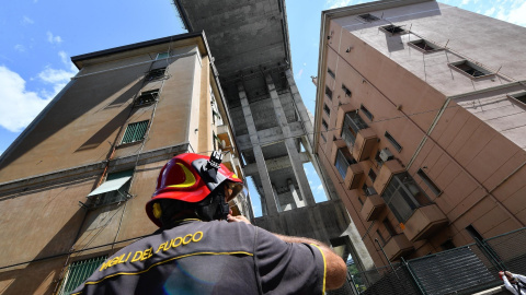 Un bombero contempla los edificios junto al puente que se derrumbó el pasado martes en Génova (Italia). EFE/ Luca Zennaro