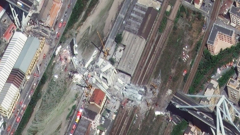 Fotografía de la Agencia Espacial Europea, que muestra una imagen vía satélite del puente Morandi tras su derrumbe en Génova. EFE