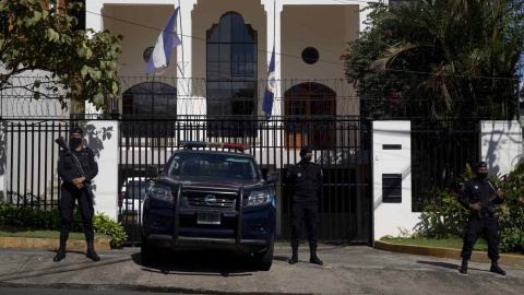 22/04/2022 - Agentes de la Policía Nacional resguardan las oficinas de la Organización de Estados Americanos (OEA) en Managua, (Nicaragua).