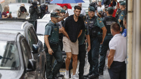 El futbolista Rafa Mir, escoltado por la Guardia Civil.