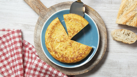 El 72% de los españoles prefieren la tortilla de patata con cebolla y el 53 %, poco hecha