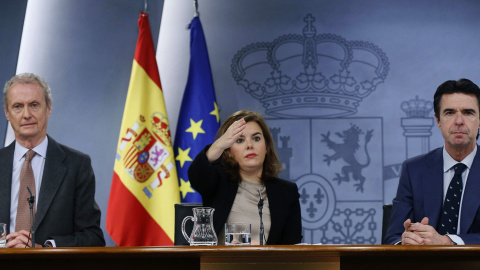 La vicepresidenta del Gobierno, Soraya Sáenz de Santamaría, con el ministro de Defensa, Pedro Morenés, y el de Industria, José Manuel Soria, durante la rueda de prensa posterior a la reunión del Consejo de Ministros. EFE/Fernando Alvarado