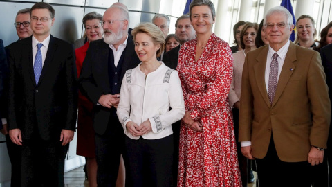 La nueva presidenta de la Comisión Europea, Ursula von der Leyen (c), el Alto Representante de la UE, el español José Borrel, y el resto de comisarios europeos, posan en la primera reunión del nuevo Ejecutivo comunitario, en Bruselas. EFE/EPA/STEPHANI