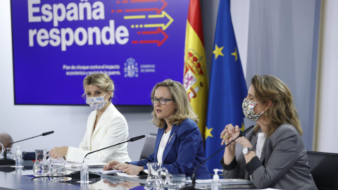 La vicepresidenta segunda y ministra de Trabajo, Yolanda Díaz; la vicepresidenta segunda y ministra de Asuntos Económicos, Nadia Calviño, y la vicepresidenta tercera y ministra para la Transición Ecológica, Teresa Ribera,