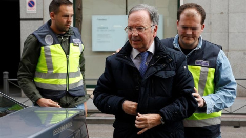 El secretario general del sindicato Manos Limpias, Miguel Bernard, tras ser detenido este viernes por la Policía Nacional, es trasladado por los investigadores a la sede de esa organización para presenciar el registro de la misma. EFE