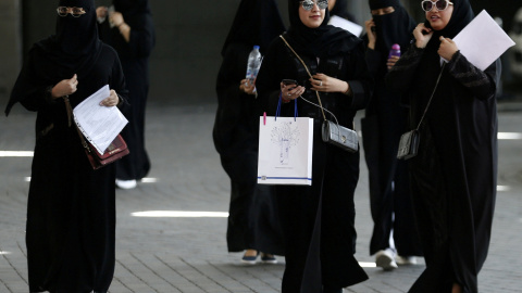 02/08/2019- Estudiantes sauditas caminan en en Riad, Arabia Saudita. REUTERS / Faisal Al Nasser