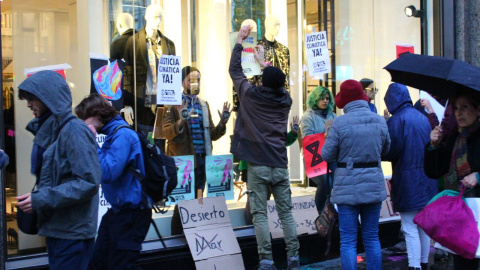 Protesta a las puertas de la tienda Zara de Gran Vía | @xr_madrid