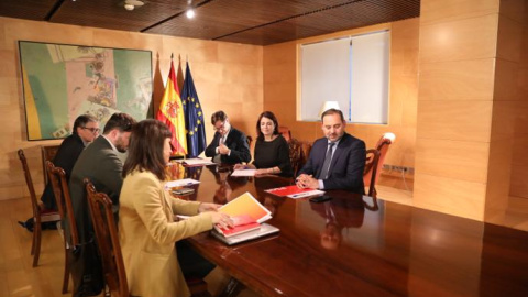 Imagen de la reunión de las delegaciones de PSOE y de ERC, en la negociación de un posible acuerdo para la investidura de Pedro Sánchez.