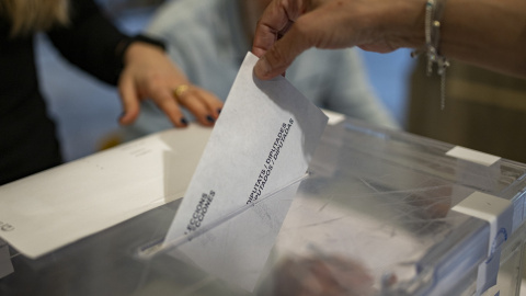 Una persona ejerce su derecho a voto en el colegio electoral de la Universitat de Barcelona, en los comicios autonómicos del 12-M, en Barcelona. E.P./Lorena Sopêna / Europa Press