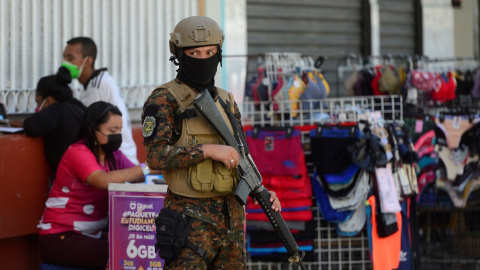 Un soldado patrulla por las calles de San Salador, después de que el Congresos salvadoreño aprobara el estado de emergencia. REUTERS/Jessica Orellana