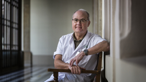 El doctor Antoni Trilla en la Facultad de Medicina de la Universitat de Barcelona de donde es decano.