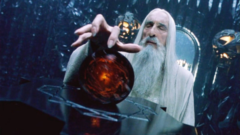 Fotograma de la película 'El señor de los anillos: las dos torres', basada en el libro de Tolkien, en el que se ve al personaje Saruman usando una 'palantir'.