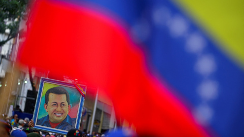 Una bandera de Venezuela y un retraso de Hugo Chávez en una manifestación en apoyo del presidente venezolano Nicolás Maduro, en Caracas. REUTERS/Maxwell Briceno