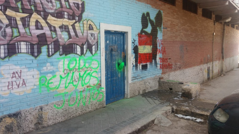 Pintadas amenazantes en el local de Hortaleza Boxig Crew tras agresión a dos menores migrantes en el barrio.- HBC