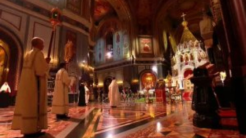 El patriarca Kiril oficia la misa de Pascua en una vacía catedral de Cristo Salvador de Moscú